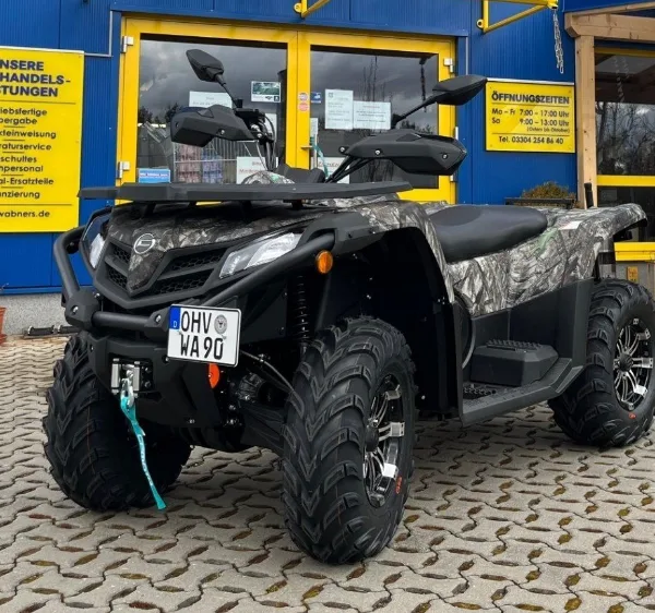 Quad mit Anbau-Schlegelmäher auf dem Hof