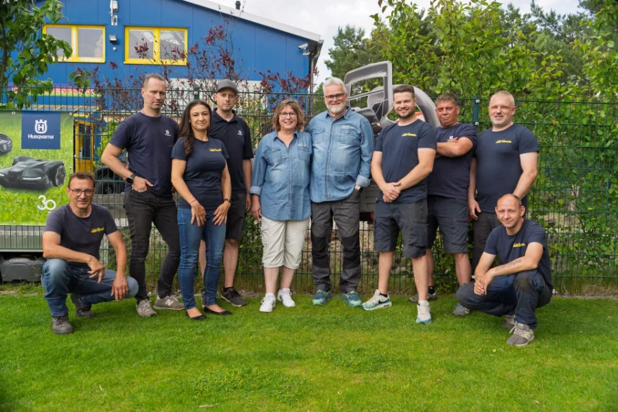 Das Team von Wabner´s Bautechnik vor der blau-gelben Firmenhalle in Velten